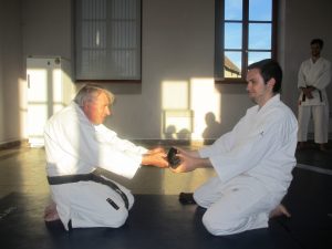 La remise  traditionnelle de la ceinture à l'élève par son seiseï.